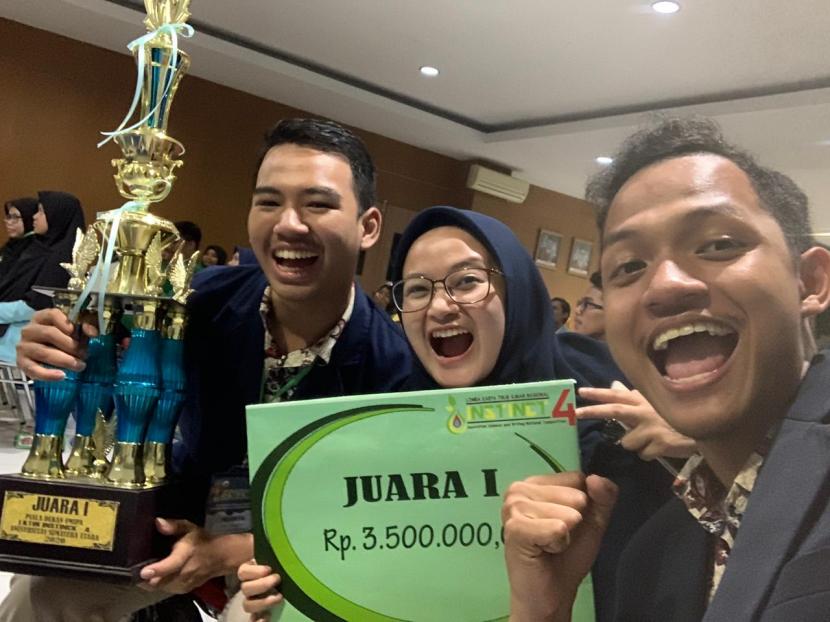 Tim mahasiswa IPB University berhasil merebut juara pertama dalam lomba karya tulis yang digelar di USU, Medan.