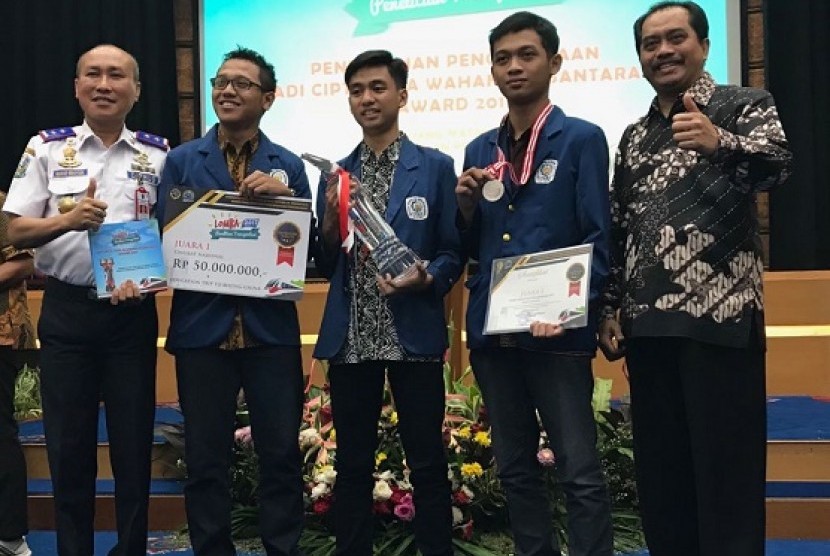 Tim mahasiswa ITS berhasil meraih juara satu dan menggondol Piala Adi Cipta Tata Wahana Nusantara Award, di ajang lomba Penelitian Ilmiah Transportasi 2017 yang diselenggarakan oleh Badan Penelitian dan Pengembangan Perhubungan, Kementerian Perhubungan Republik Indonesia (Kemenhub RI), Jumat (27/10)