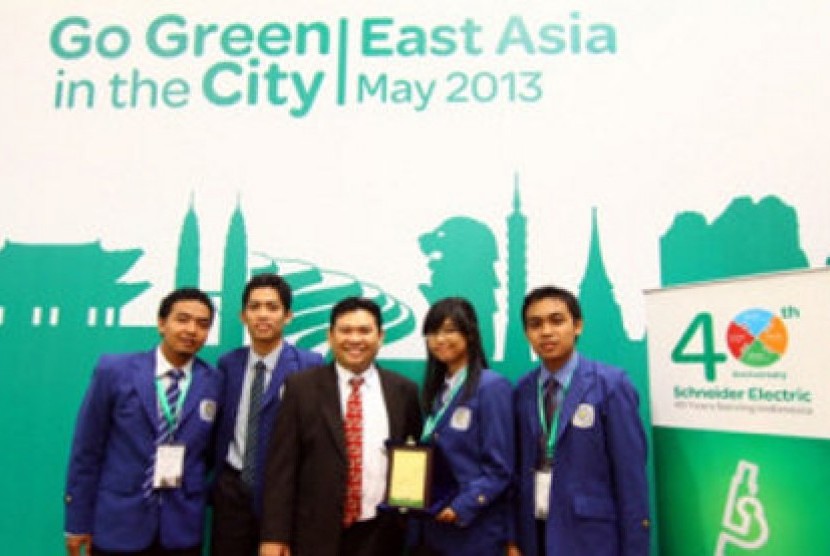 Tim mahasiswa ITS pemenang ketiga Go Green in the City (GGITC) East Asia 2013