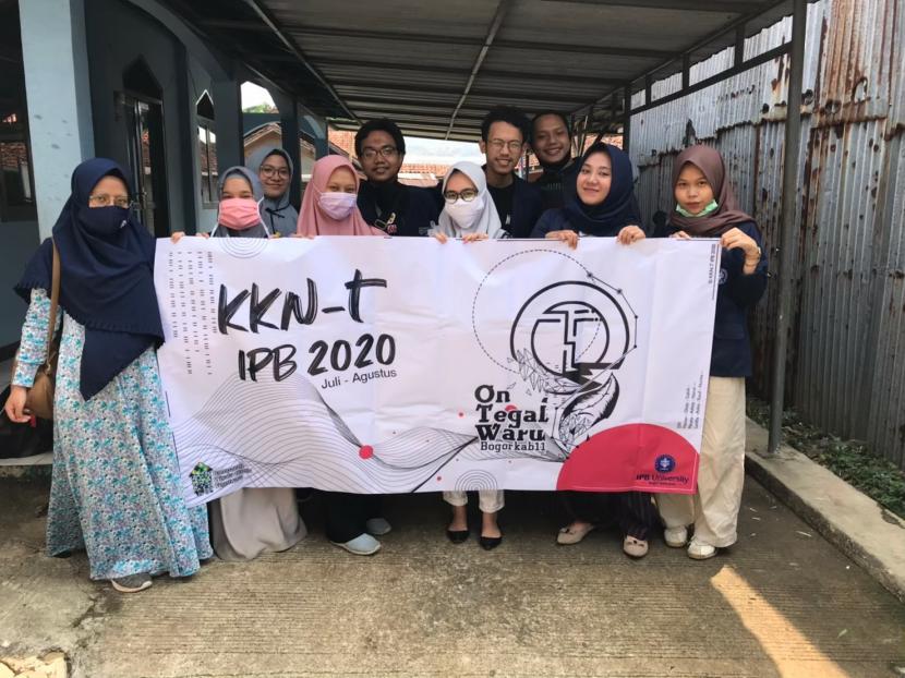 Tim mahasiswa KKN-Tematik IPB University di Desa Tegal Waru, Bogor.