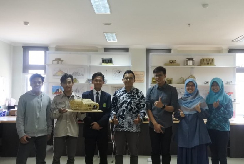 Tim Mahasiswa Prodi Arsitek Universitas Aisyiyah (Unisa) Yogyakarta di International Student Competition in Architectural Design and Construction of Bamboo 2019.