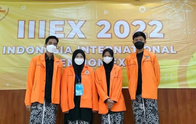 Tim mahasiswa Prodi Teknik Kimia UAD meraih medali emas dan penghargaan spesial dari MIICA dalam ajang IIIEX 2022.