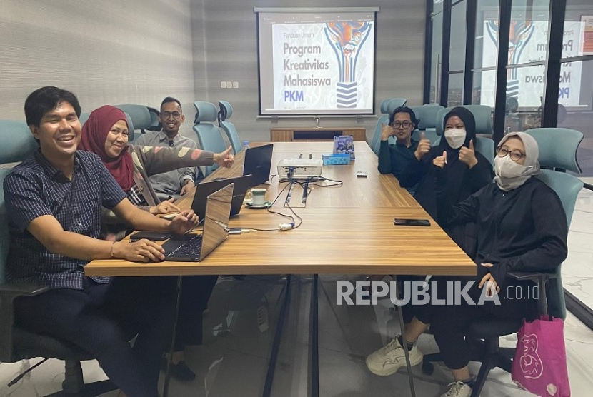 Tim mahasiswa Program Studi (prodi) Bisnis Digital Universitas Nusa Mandiri (UNM) lolos dalam skema Program Kreativitas Mahasiswa (PKM) Penerapan Iptek (PI) tahun 2025. 