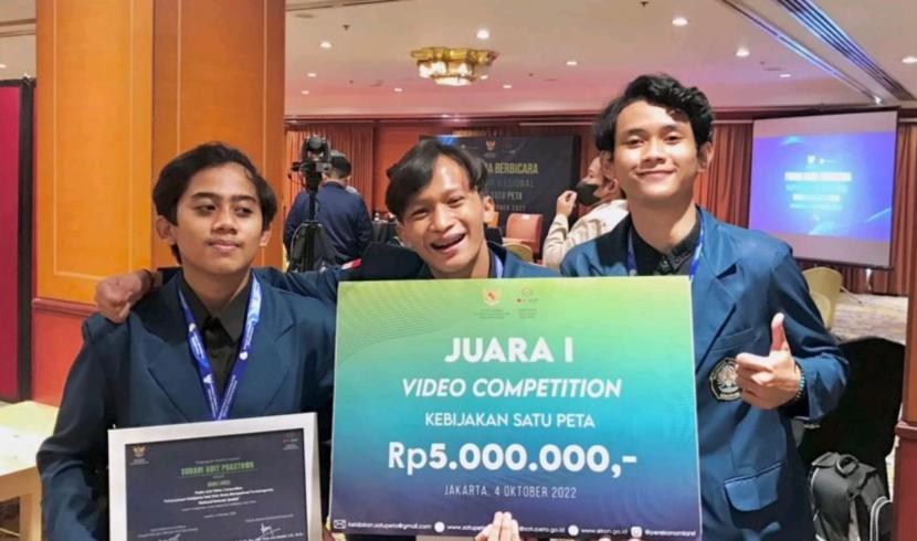 Tim mahasiswa Sastra Indonesia Fakultas Ilmu Budaya (FIB) Undip yang menjuarai kompetisi Poster dan Video yang diselenggarakan oleh Kemenko Perekonomian 2022, dalam Rakernas Pelaksanaan Percepatan Kebijakan Suatu Peta (PKSP).