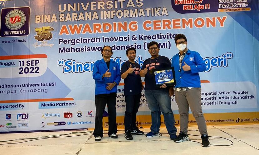 Tim mahasiswa Sistem Informasi memborong tiga kategori juara sekaligus dalam PIKMI.