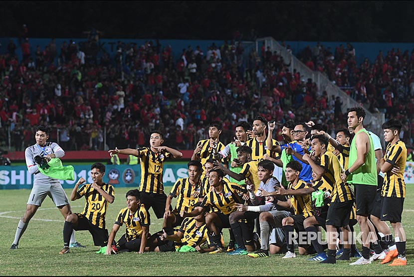 TIm Malaysia U19 melakukan selebrasi ketika berhasil mengalahkan Indonesia U-19 dengan adu pinalti saat adu pinalti dalam laga semi final Piala AFF U19 di Gelora Delta Sidoarjo, Sidoarjo, Jawa Timur, Kamis (12/7). 