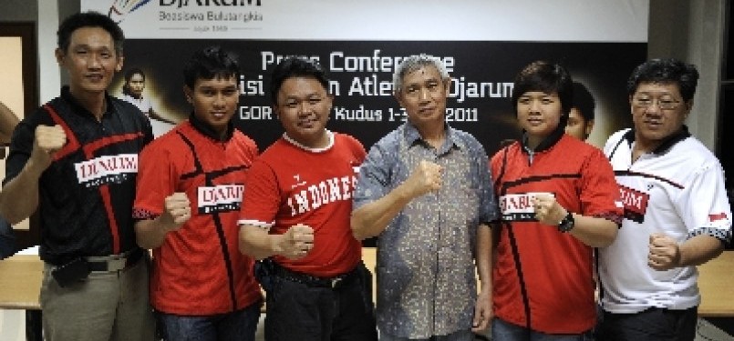 Tim manager PB Djarum Fung Permadi (dari kiri), pebulutangkis PB Djarum Mohammad Ahsan, Pengurus PB Djarum Lius Pongoh, Pelatih ganda PB Djarum Christian Hadinata, pebulutangkis PB DJarum Meiliana Jauhari, dan Program Director bakti Olahraga Djarum Foundat