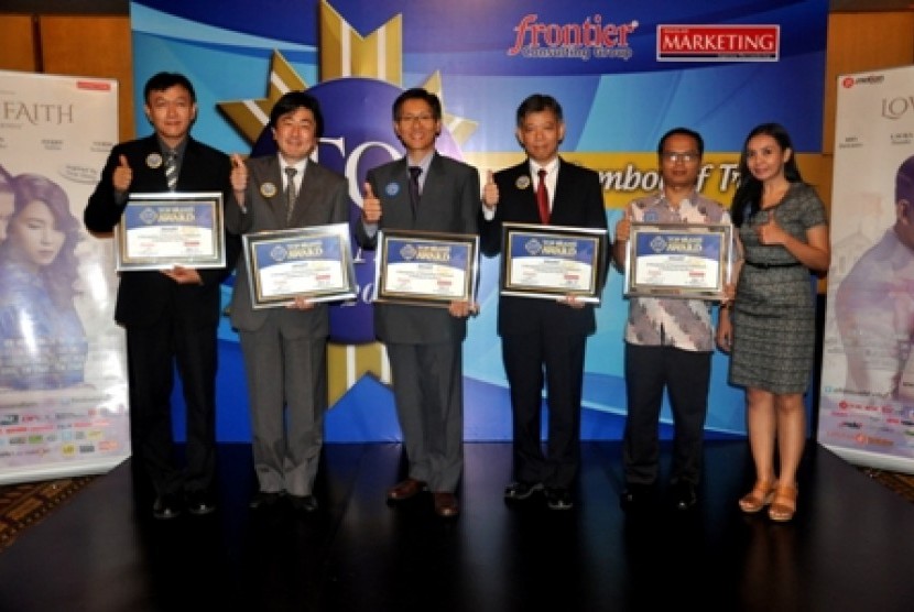 Tim manajemen dan perwakilan SEID saat menerima Top Brand Award