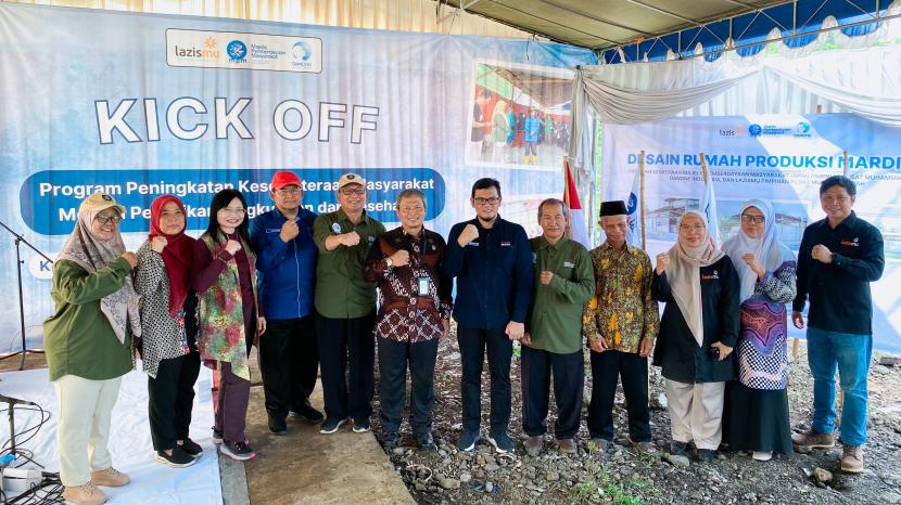 Tim manajemen MPM PP Muhammadiyah dan Danone melakukan kick off peletakan batu pertama dalam pembangunan rumah produksi pengelolaan sampah di Piyungan, Bantul, Kamis (29/2/2024).