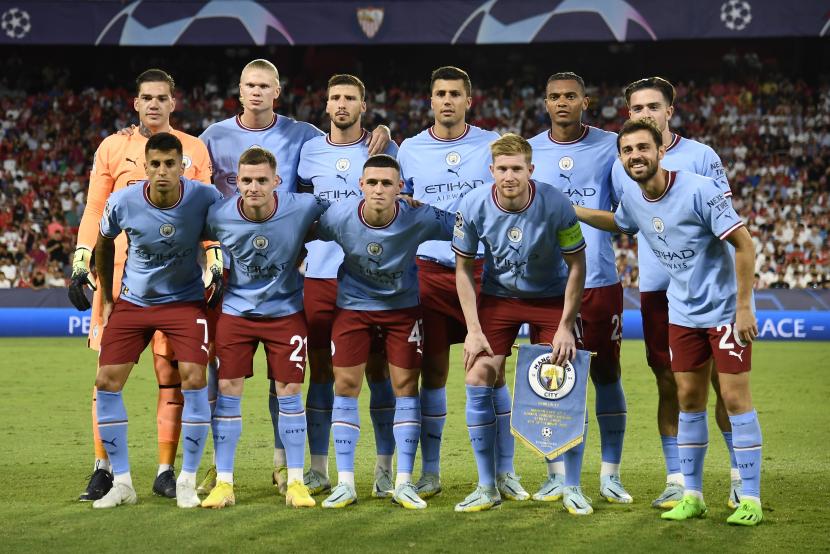  Tim Manchester City berpose untuk grup tim sebelum pertandingan sepak bola grup G Liga Champions antara Sevilla dan Manchester City di Seville, Spanyol,  Rabu (7/9/2022) dini hari WIB.