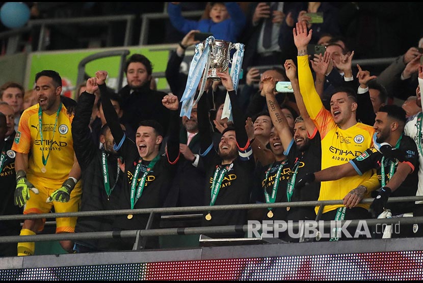 Tim Manchester City mengangkat trofi Carabao Cup atau Piala Liga Inggris setelah pada laga final mengalahkan Aston Villa di Stadion Wembley, London, Inggris, Senin (2/3) dini hari.