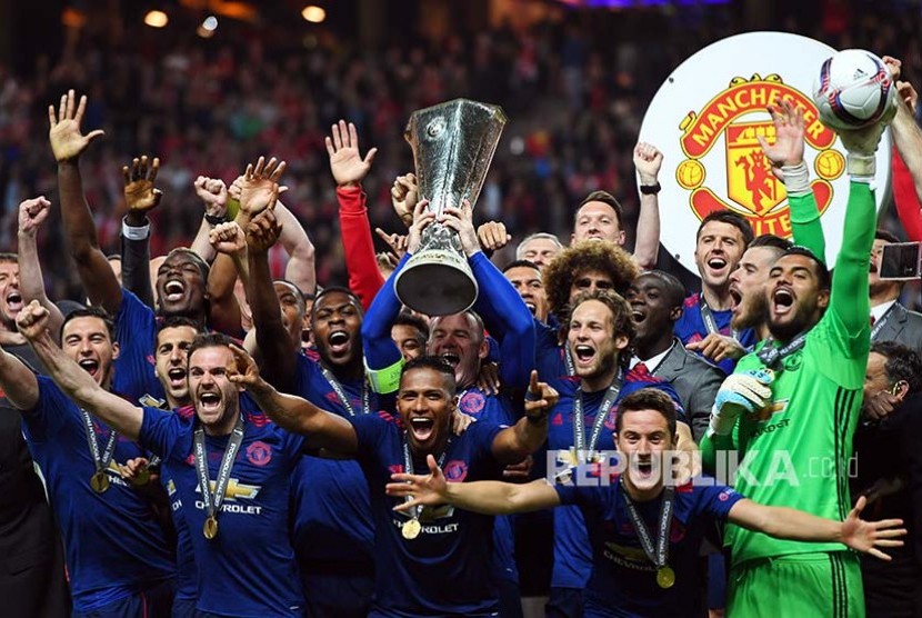 Tim Manchester United merayaka kemenangan Liga Europa pada penganugerahan trofi bagi Juara di Stockholm, Swedia, Kamis (25/5) dini hari.