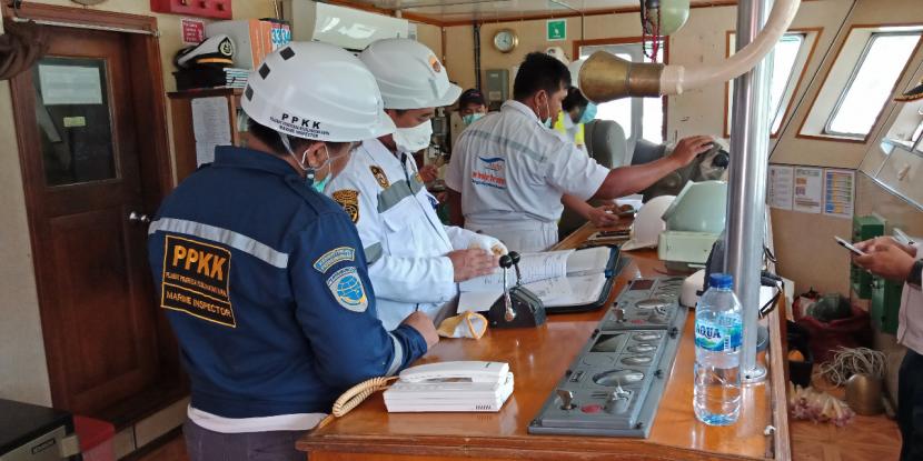 Tim Marine Inspector KSOP Teluk Bayur juga telah melakukan pemeriksaan kelaiklautan kapal secara periodik dan seluruh kapal dinyatakan siap untuk dioperasikan melayani Angkutan Laut Lebaran Tahun 2020 di wilayah Provinsi Sumatera Barat.