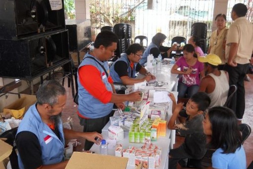 Tim MDMC dalam menangani korban topan Haiyan di Filipina.