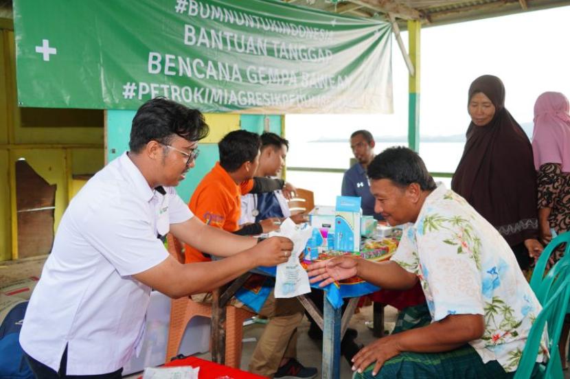 Tim medis dari Petrokimia Gresik melakukan pemeriksaan terhadap warga terdampak gempa di Posko Gempa Kepulauan Bawean, Jawa Timur, Senin (25/3/2024).