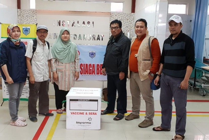 Tim medis dilengkapi ambulance Bio Farma membantu tim relawan bencana Tsunami di Selat Sunda, akibat erupsi gunung anak krakatau yang terjadi pada Sabtu (22/12).