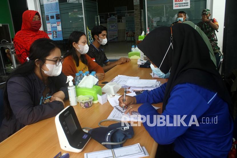 Tim medis melakukan pemeriksaan kesehatan terhadap warga yang akan melakukan vaksinasi Covid-19  (ilustrasi) 