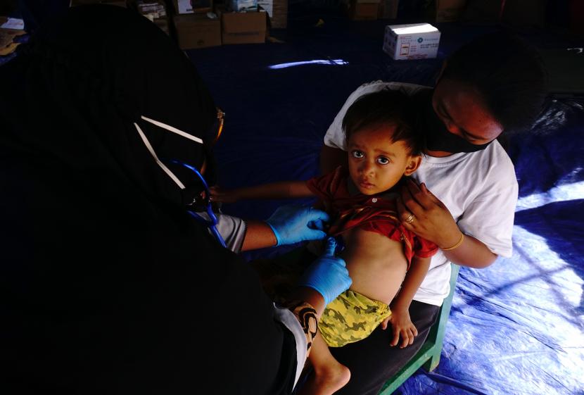 Kemenag Ajak Perkuat Gotong Royong Hadapi Bencana. Tim medis memeriksa balita di tenda pengungsian korban gempa bumi, Mamuju, Sulawesi Barat.