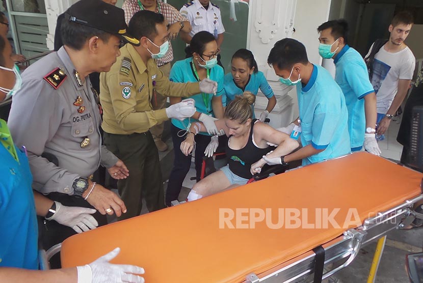 Tim medis menangani seorang warga negara asing yang mengalami luka-luka akibat kecelakaan kapal wisata Gili Cat II di Rumah Sakit Penta Medika, Karangasem, Bali, Kamis (15/9).