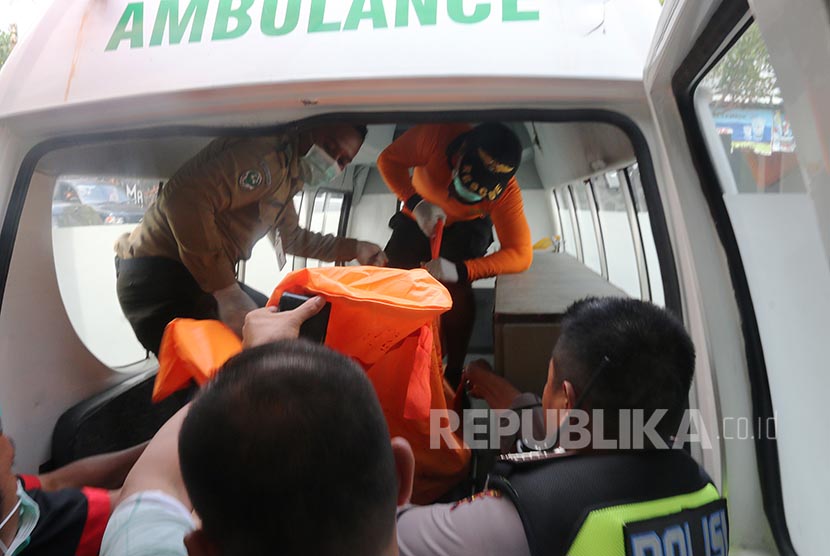 Tim medis mengevakuasi jenazah warga negara asing korban kecelakaan kapal wisata Gili Cat II di Rumah Sakit Penta Medika, Karangasem, Bali, Kamis (15/9).