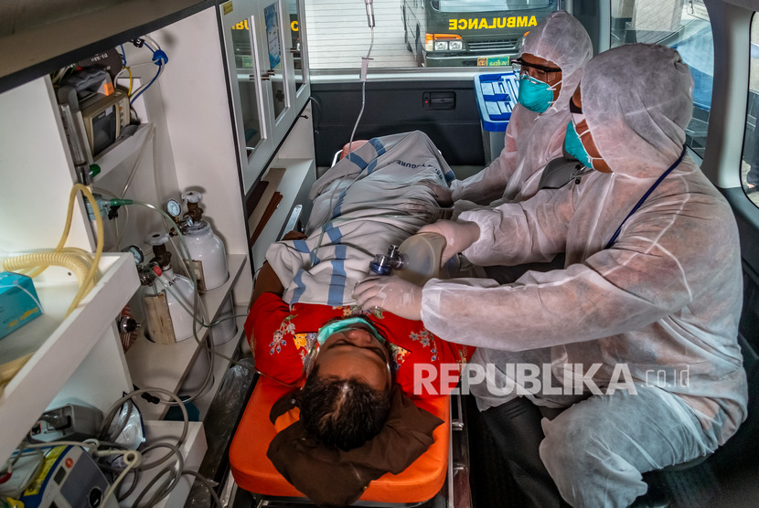 Tim medis mengevakuasi seorang pasien di dalam mobil ambulans menuju Rumah Sakit Umum Pusat (RSUP) dr Kariadi saat simulasi penanganan wabah virus corona.(Antara/Aji Styawan)