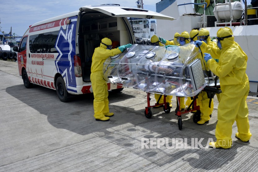 Tim medis mengevakuasi seorang warga negara asing (WNA) yang diduga terjangkit virus corona (Covid-19) turun dari kapal saat simulasi penanganan virus Corona di Pelabuhan Sukarno Hatta, Makassar, Sulawesi Selatan, Selasa (10/3/2020). ( Antara/Abriawan Abhe)