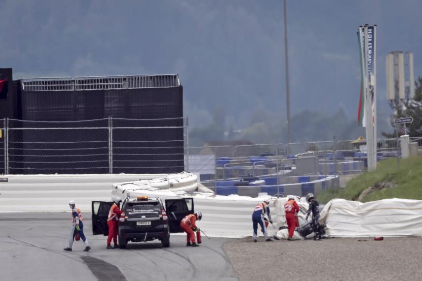 Tim medis menghampiri Vinales yang terjatuh saat mengikuti MotoGP Styria.