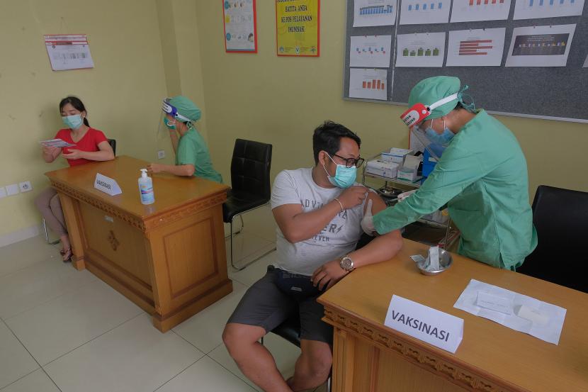 Tim medis menyuntikkan vaksin kepada sejumlah warga dalam simulasi uji coba vaksinasi COVID-19 di Puskesmas Abiansemal I, Badung, Bali.