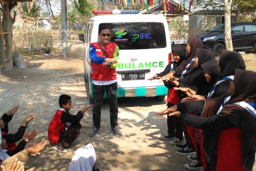 Tim medis PT Pertamedika IHC siaga menangani masalah kesehatan masyarakat sekitar pesisir pantai utara Karawang pasca kejadian di anjungan lepas pantai YYA milik PHE ONWJ. 