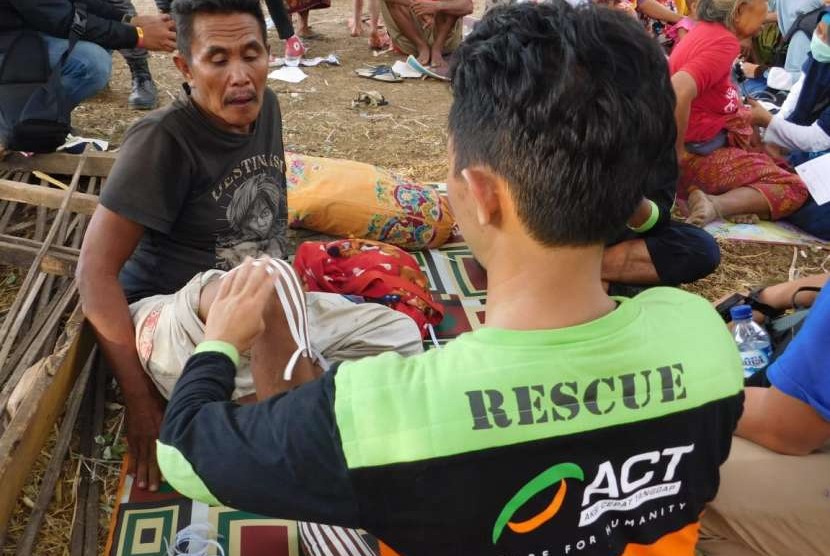 Tim medis relawan ACT beri layanan kesehatan kepada warga di pengungsian di Desa Bentek, Kecamatan Gangga, Kabupaten Lombok Utara, NTB, Rabu (8/8).