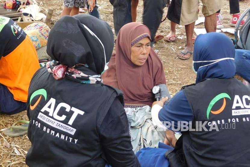Tim Medis Relawan ACT memberikan pelayanan kesehatan kepada korban gempa bumi yang tinggal di tenda pengungsian di Dusun Loang Sawah, Desa Bentek, Kecamatan Gangga, Kabupaten Lombok Utara pada Rabu (8/8). 