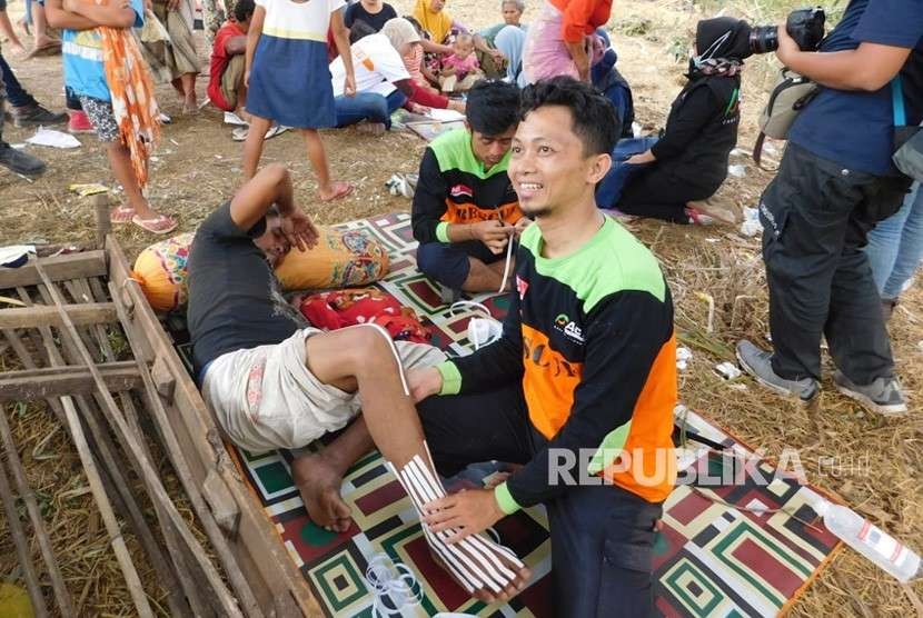 Tim Medis Relawan ACT memberikan pelayanan kesehatan kepada korban gempa bumi yang tinggal di tenda pengungsian di Dusun Loang Sawah, Desa Bentek, Kecamatan Gangga, Kabupaten Lombok Utara pada Rabu (8/8). 