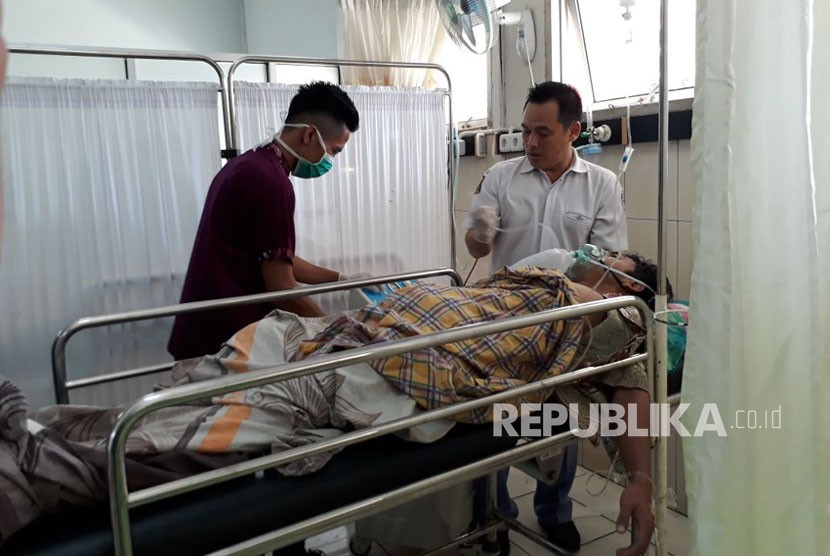 Tim medis tengah memberikan penanganan medis korban miras oplosan dalam kondisi kritis di RSUD Palabuhanratu Kabupaten Sukabumi Selasa (10/4).