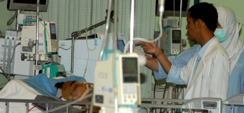 Tim medis terus memantau perkembangan kesehatan korban penembakan oleh orang tak dikenal setelah menjalani operasi di ruang ICCU RS Zainal Abidin, Banda Aceh, Jumat (6/1). 