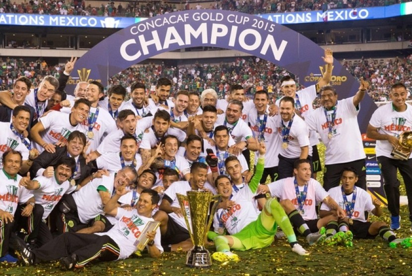 Tim Meksiko merayakan gelar juara Piala Emas 2015
