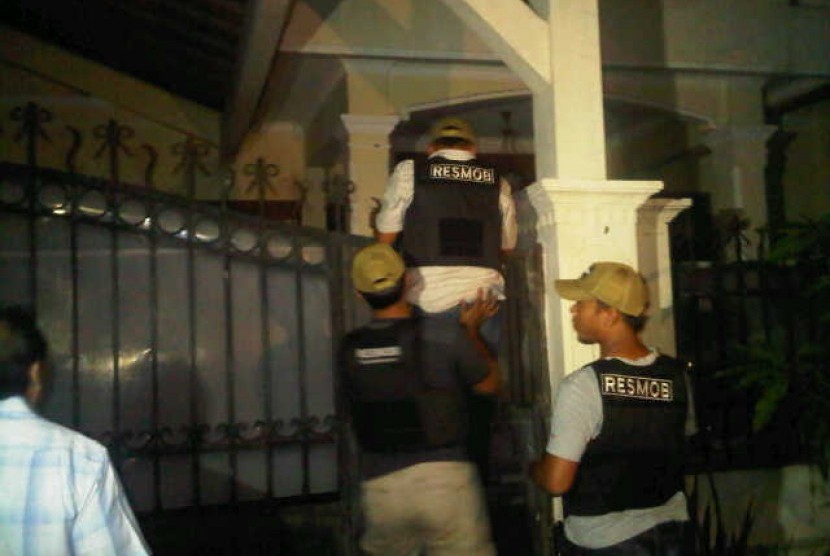 Tim memanjat pagar rumah Susno Duadji di Puri Cinere Depok, Ahad (29/4) malam