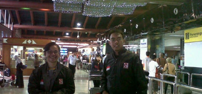  Tim MER-C yang berangkat ke Somalia saat berada di Bandara Internasional Soekarno-Hatta, Tangerang, Banten, dr M Reza S (kanan) dan dr T Meaty F (kiri), Ahad (4/12).