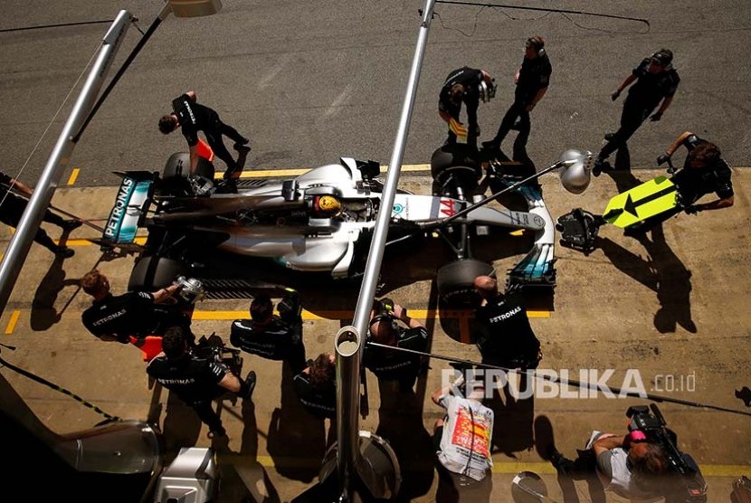Tim Mercedes dan Lewis Hamilton beraksi di pitstop pada babak kualifikasi Grandprix Spanyol. Hamilton berhasil merah pole position setelah berhasil menjadi yang tecepat pada babak kualifikasi.