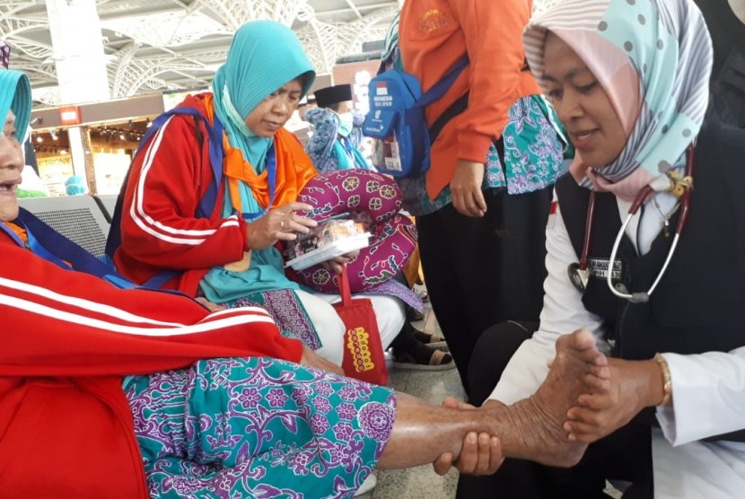  Tim Mobile memeriksa seorang nenek 84 tahun dari Embarkasi Solo yang baru mendarat di Bandara Amaa, Madinah. 
