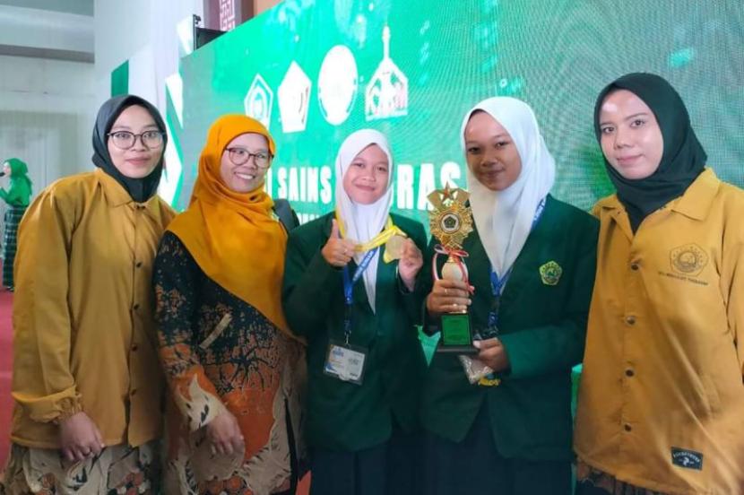 Tim MTs Minhajut Tholabah Kembangan, Kabupaten Purbalingga, Jawa Tengah, memboyong piala Juara 1 Bidang Ilmu Keagamaan Islam Nasional 