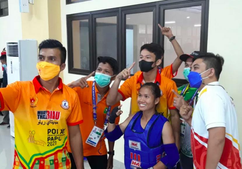 Tim Muaythai Provinsi Riau berfoto bersama bertanding di GOR STT GIDI.