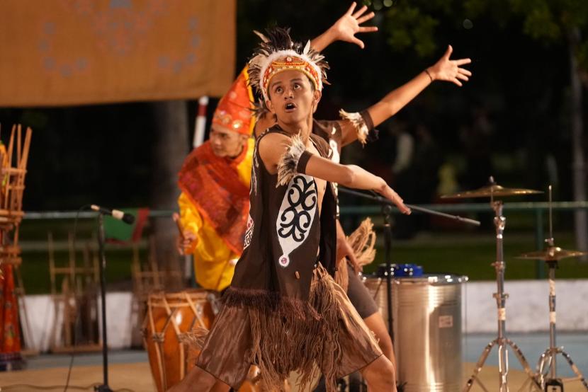 Tim Muhibah Angklung, kelompok seni asal Jawa Barat, Indonesia, berhasil menaklukan hati para penonton dari berbagai negara di Festival Internasional Cantanhede, Portugal. 