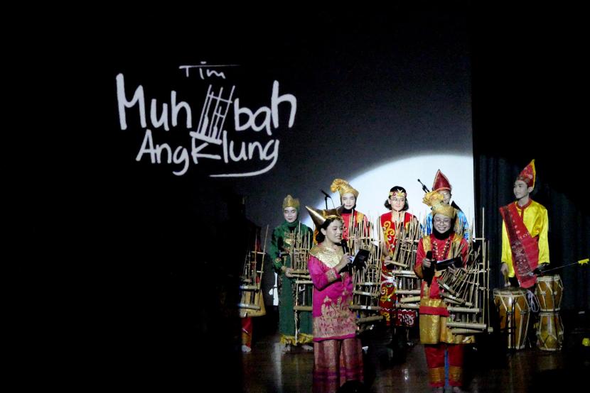 Tim Muhibah Angklung menggelar pertunjukan Pre Journey Concert: The Word is Our
