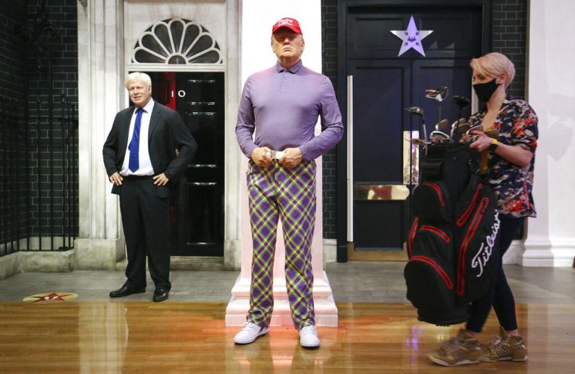 Tim museum lilin Madame Tussauds di London mendandani patung Donald Trump dengan pakaian golf. Joe Biden dalam penghitungan suara keluar sebagai Presiden AS ke-46 mengalahkan Trump. 