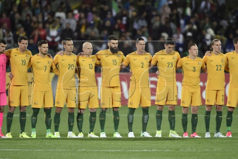 Tim nasional Australia berbaris di tengah lapangan untuk mengheningkan cipta bagi korban teror London Bridge sebelum laga kontra Arab Saudi di Adelaide Oval, Kamis (8/6). Tim Saudi tidak ikut mengheningkan cipta karena bukan bagian dari budaya mereka. 
