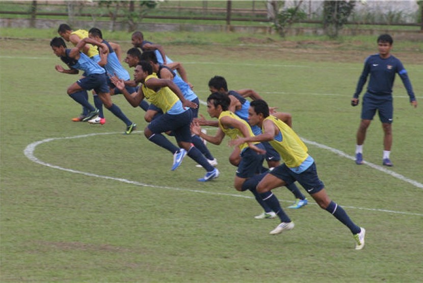 Tim nasional Indonesia mengikuti latihan di Stadion Universitas Sumatera Utara (USU) Medan, Sumut, jelang kualifikasi Piala Asia 2015. 