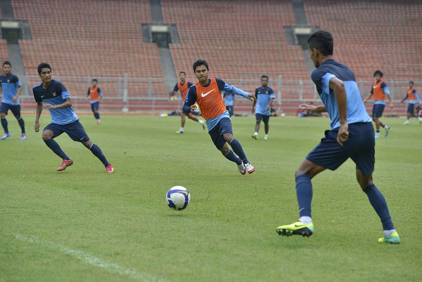 Tim Nasional Indonesia U-23 melakukan latihan jelang SEA Games ke-27 Myanmar di Stadion Utama, Gelora Bung Karno, Senayan, Jakarta, Selasa (3/12)