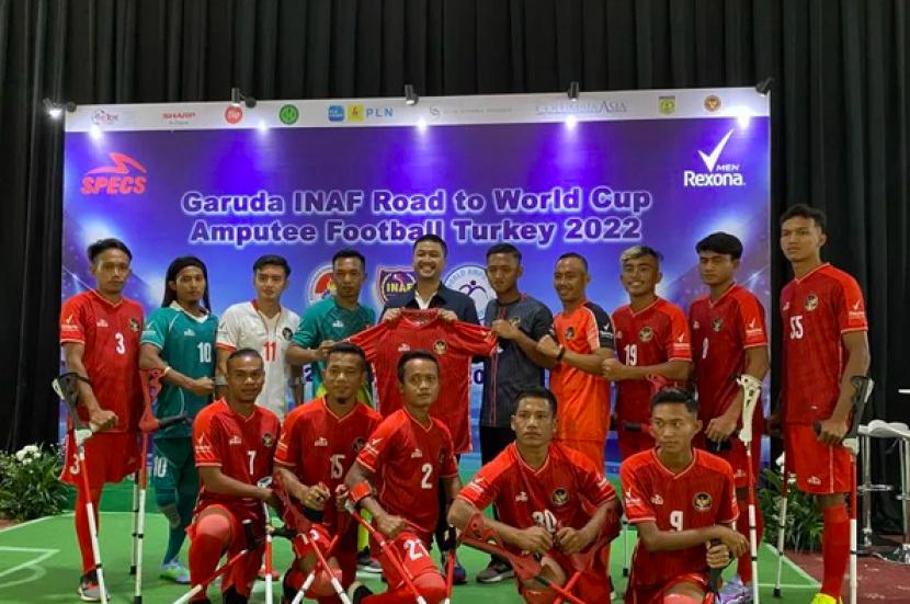 Tim nasional sepak bola amputasi Indonesia berfoto bersama setelah konferensi pers Garuda INAF menuju Piala Dunia Amputasi 2022 di Jakarta, Sabtu (24/9/2022).
