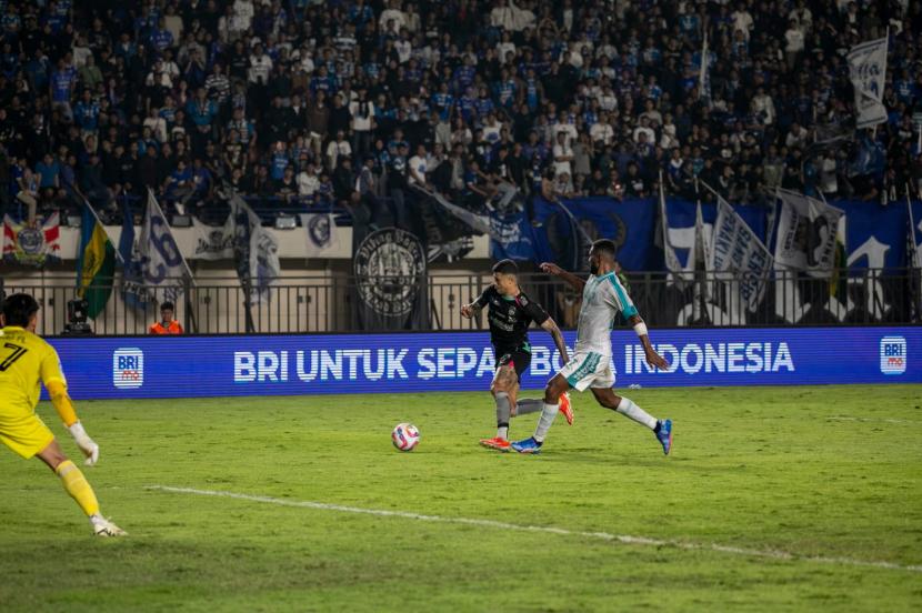 Tim Nasional Sepak Bola Indonesia bermain dalam laga Putaran Ketiga Kualifikasi Piala Dunia 2026 Zona Asia bertanding melawan Arab Saudi. Pelatih Shin Tae-yong telah memanggil 12 pemain dari BRI Liga 1 untuk bergabung dengan skuad Garuda.