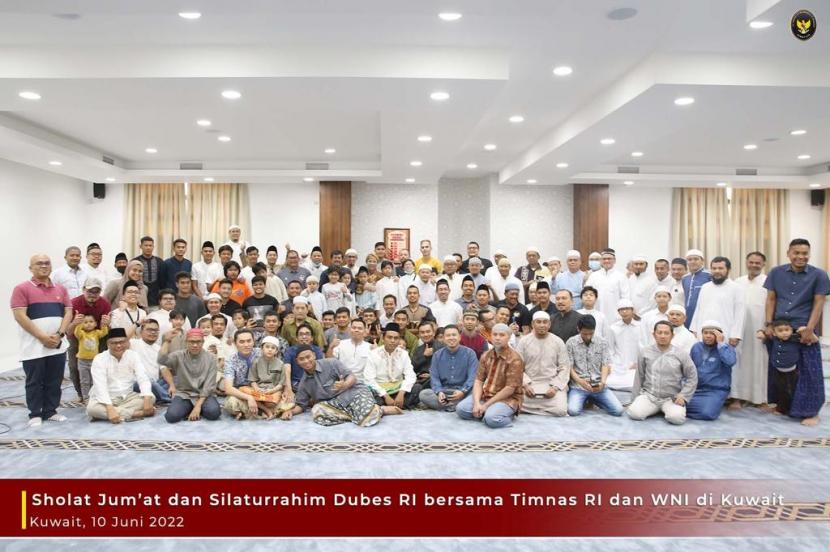Tim nasional sepak bola Indonesia bersama dengan WNI di Kuwait melaksanakan sholat jumat di Masjid Indonesia di Kuwait. 